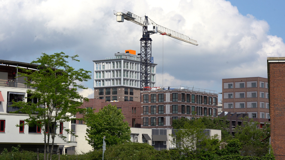 Hijskraan steekt boven verschillende flats uit in Helmond