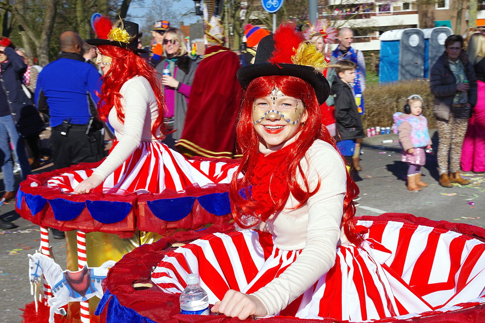 verkleed kind in een circusjurk tijdens de carnavalsoptocht