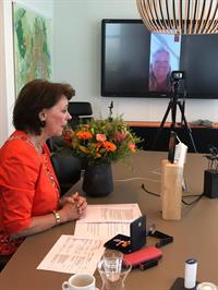 Burgemeester Blanksma via Facetime in gesprek met gedecoreerden Burgemeester Blanksma via Facetime in gesprek met gedecoreerden
