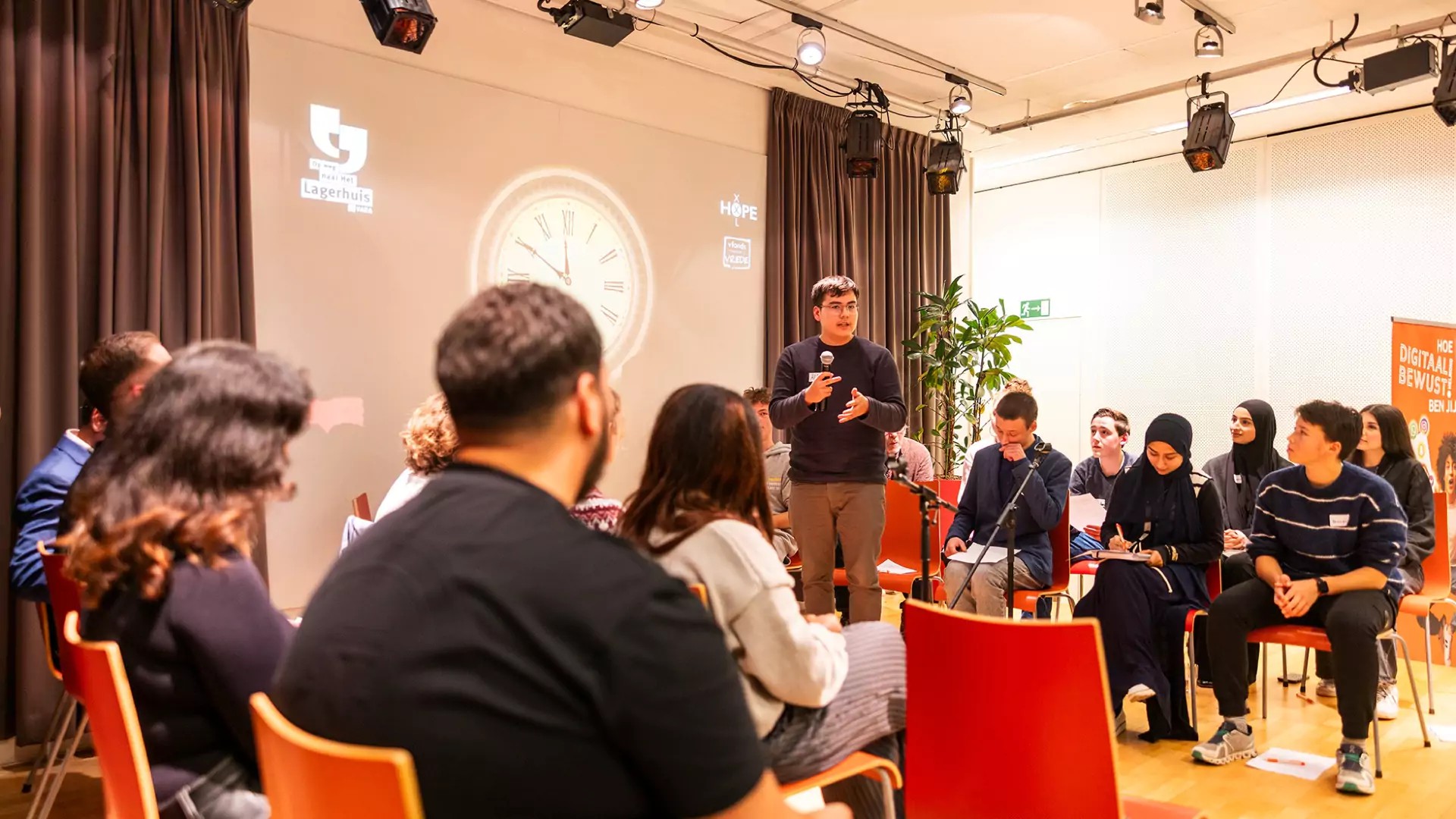 Jongeren in gesprek tijdens DigiDebat