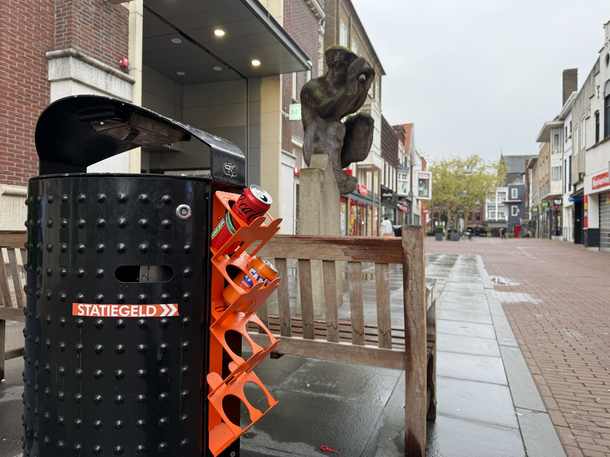 Doneerring centrum Helmond met twee blikjes
