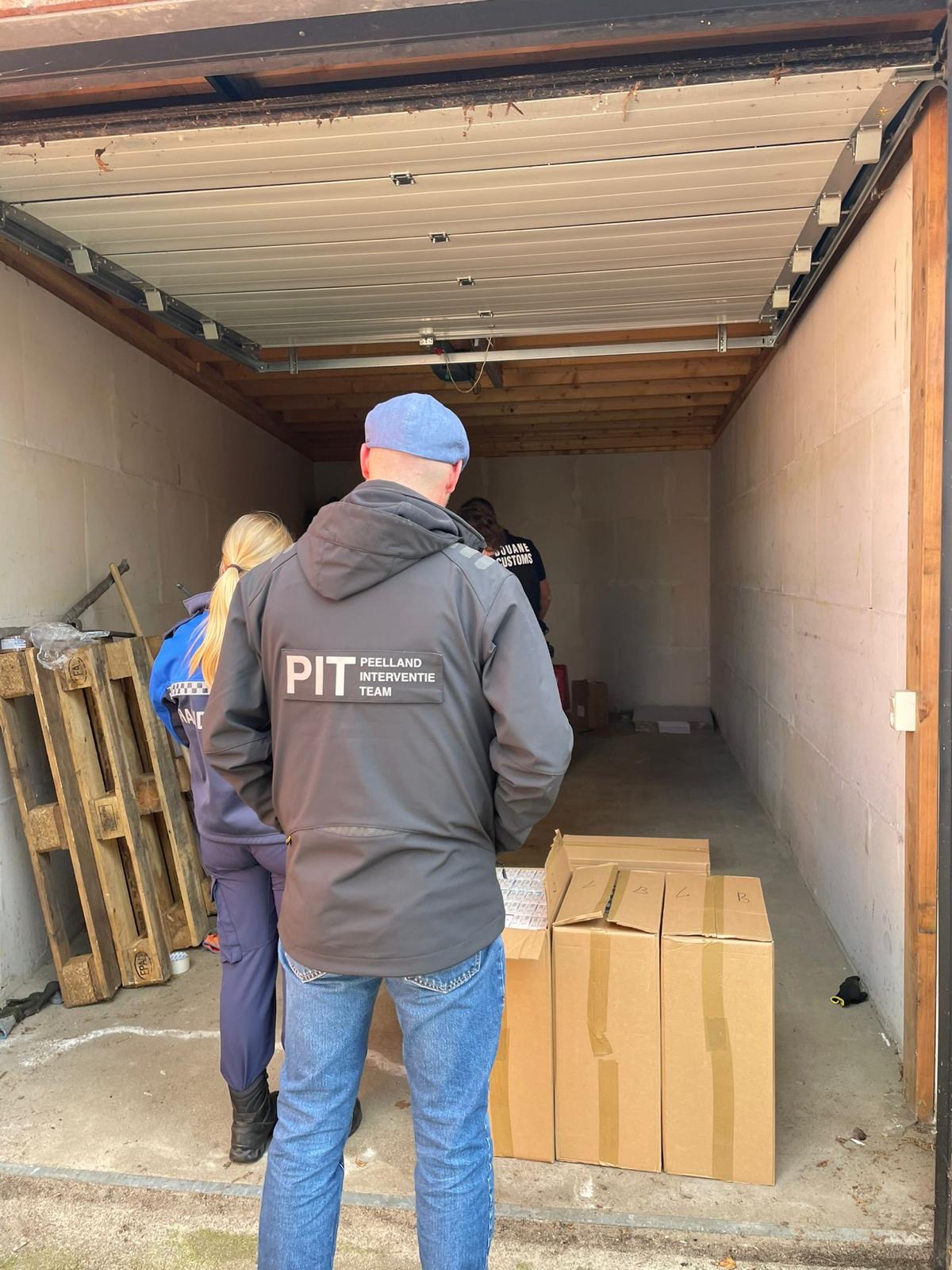 Impressie situatie grote hoeveelheden illegale sigaretten