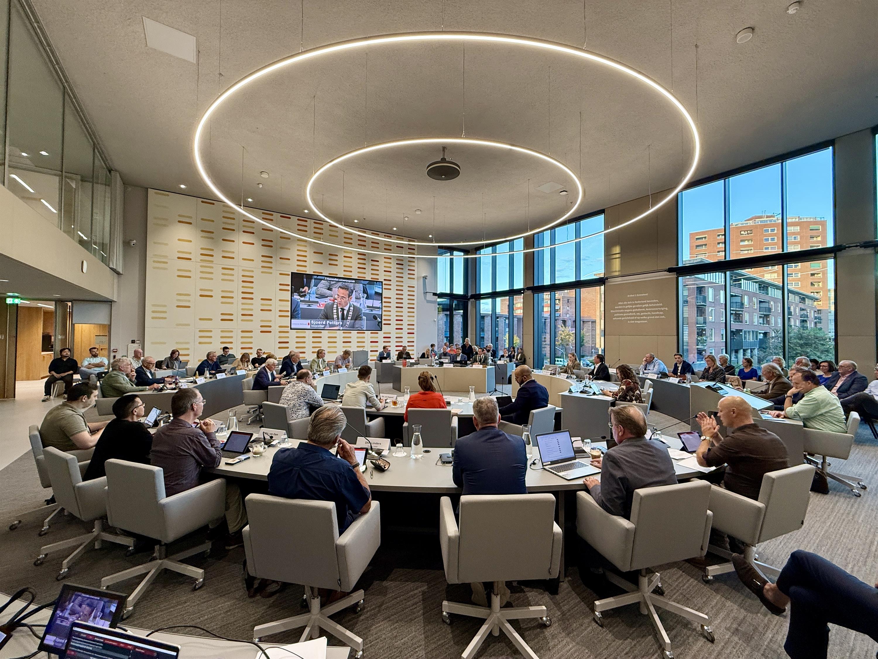Raadsvergadering in de raadszaal 