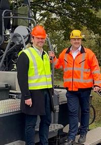 Foto met wethouder gemeente Helmond Martijn de Kort en regiodirecteur Van Gelder BV Stef Scheutjens Foto met wethouder gemeente Helmond Martijn de Kort en regiodirecteur Van Gelder BV Stef Scheutjens