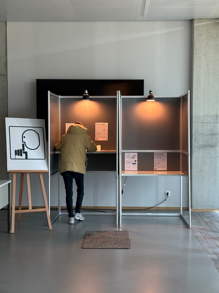 stemmer bij prikkelarm stembureau in het Huis voor de Stad