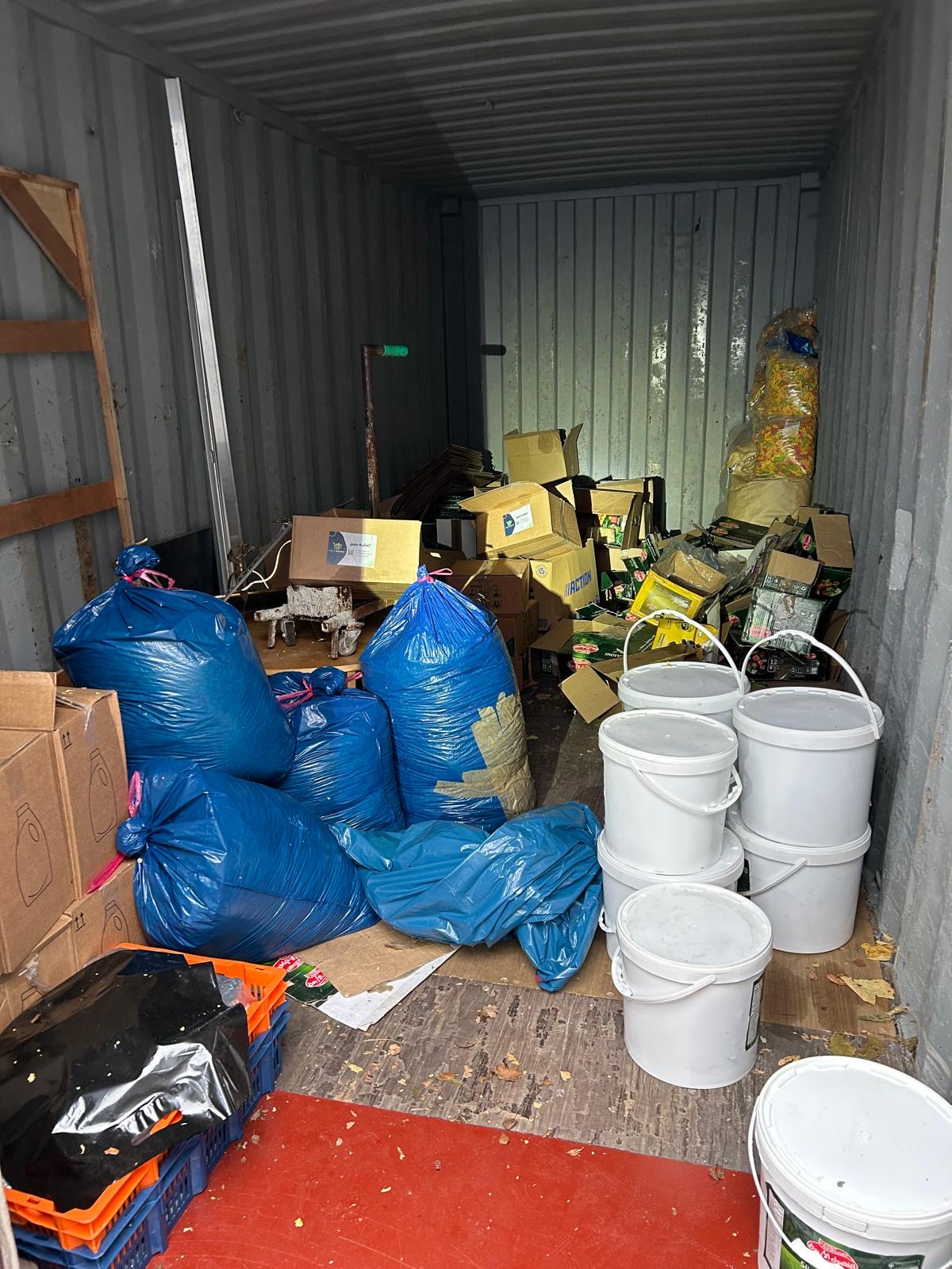 Zeecontainers vol met waterpijptabak, rooktabak en bijbehorende materialen 