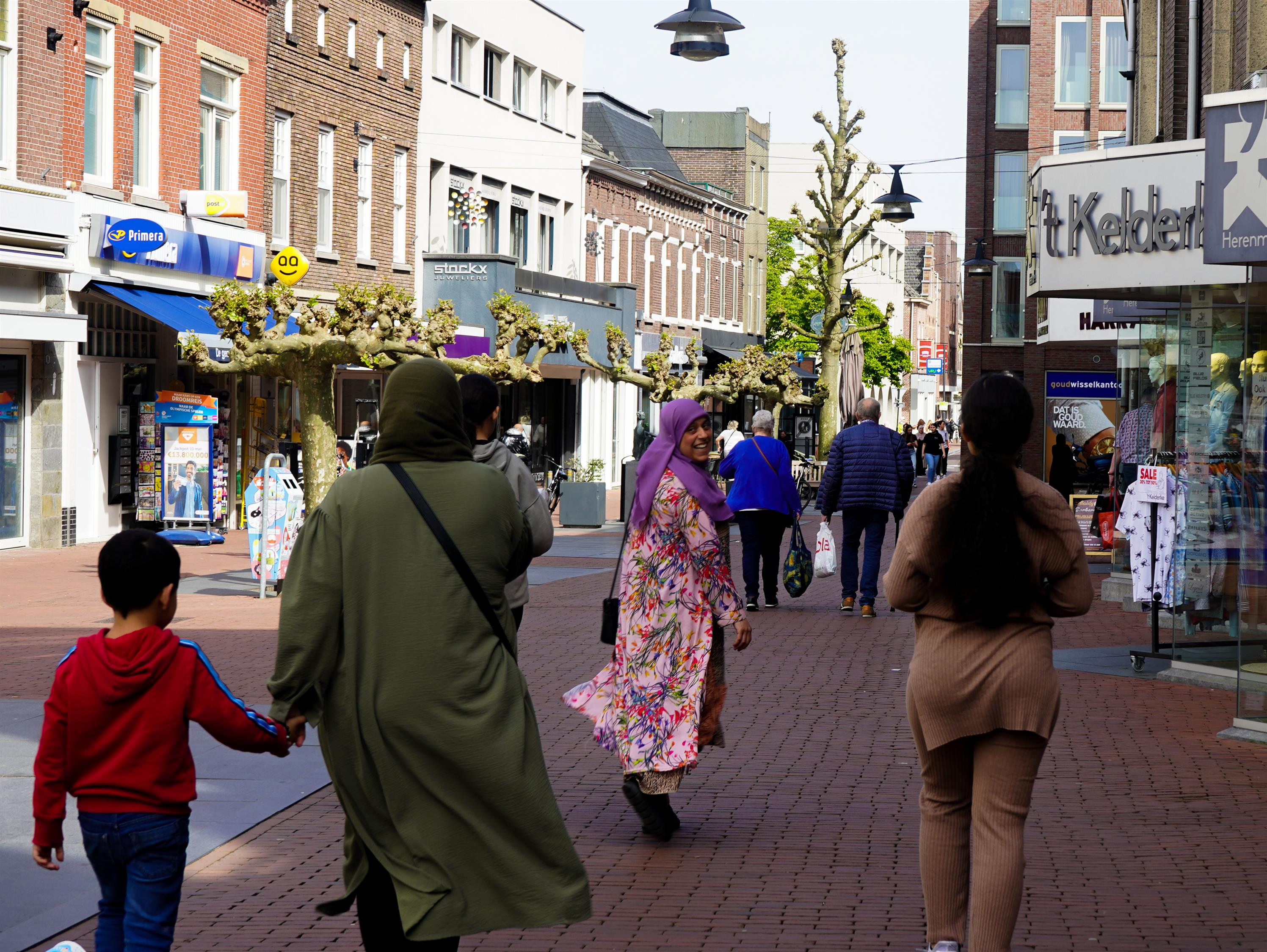 inwoners die lopen door het centrum