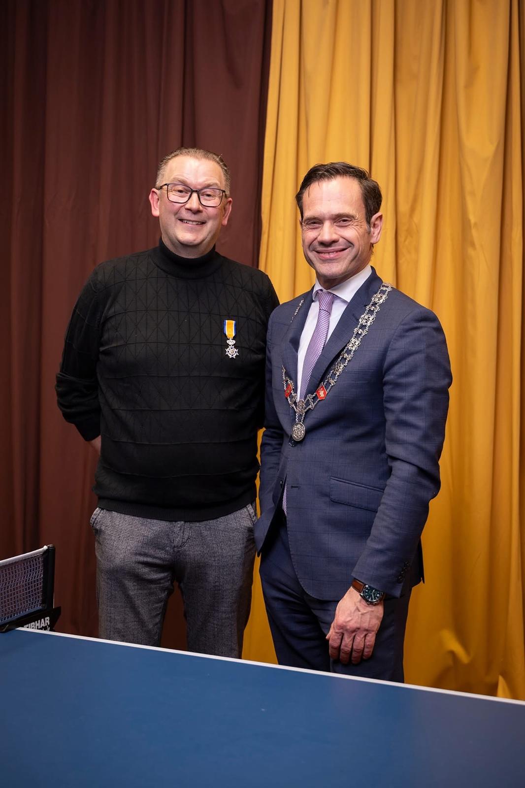 De heer Van der Burgt (links) met burgemeester Potters
