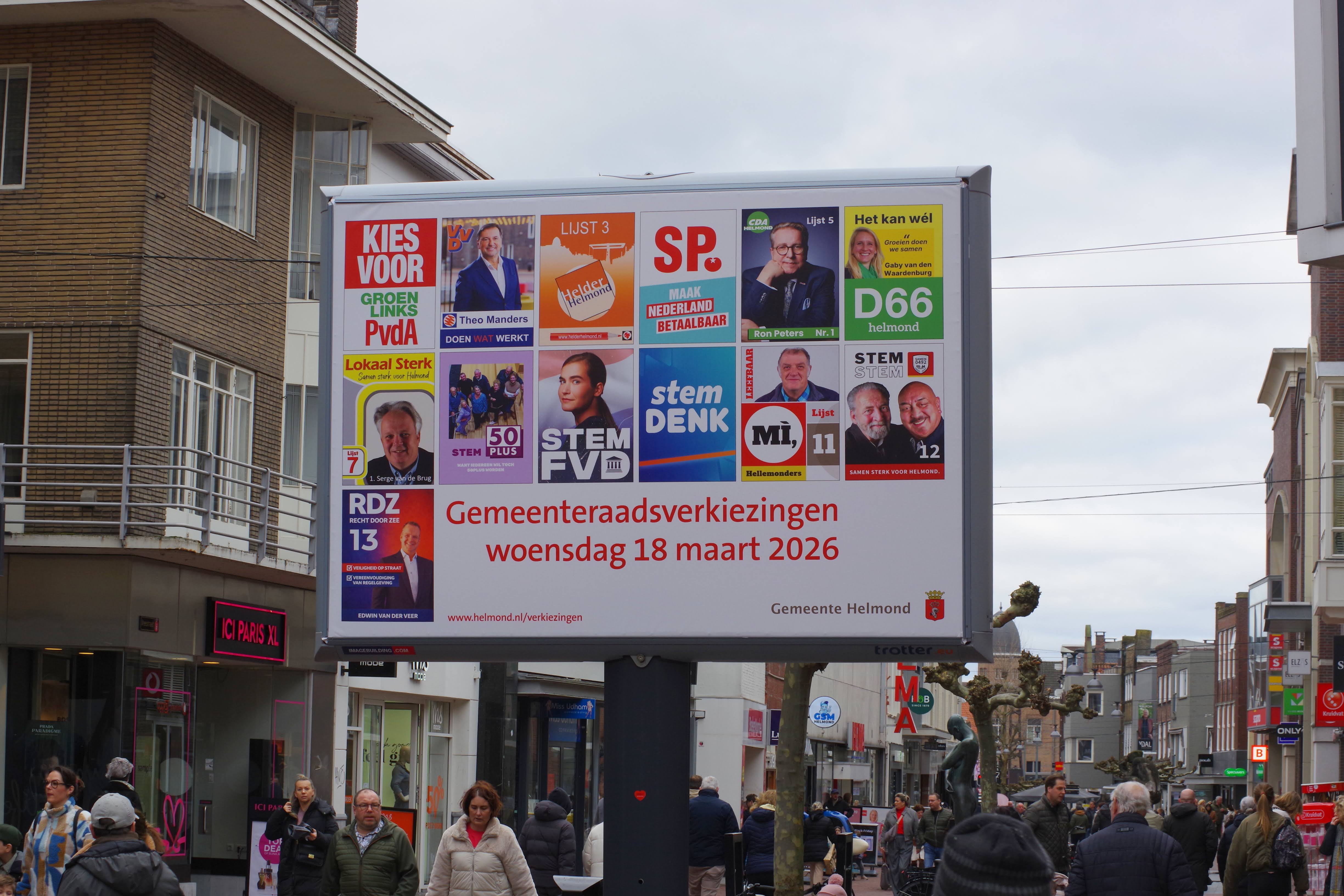 bord in het centrum waarop alle politieke partijen staan van de gemeenteraadsverkiezingen 2026