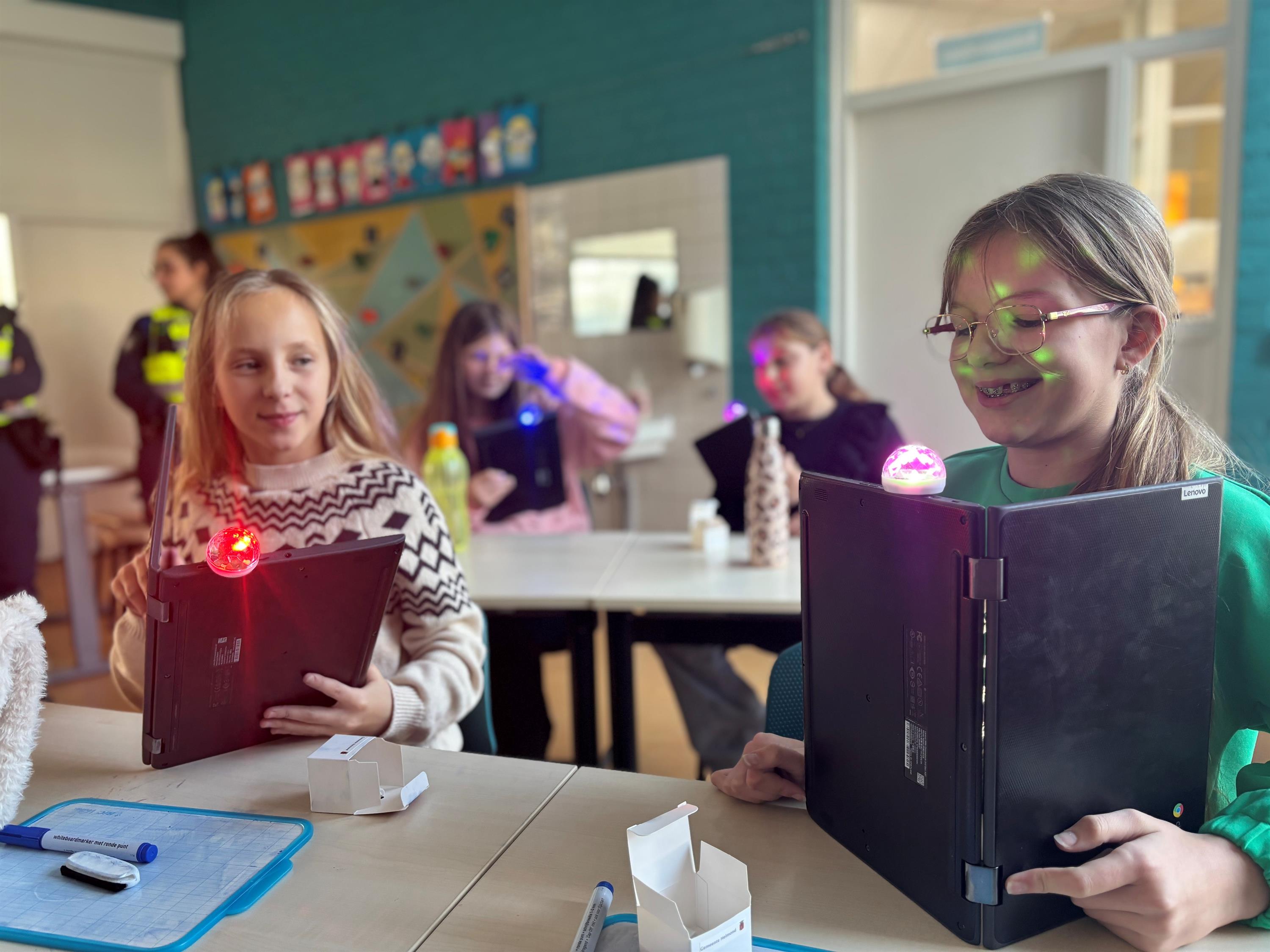 basisschoolkinderen met de LED-discobal tijdens de HALT-les