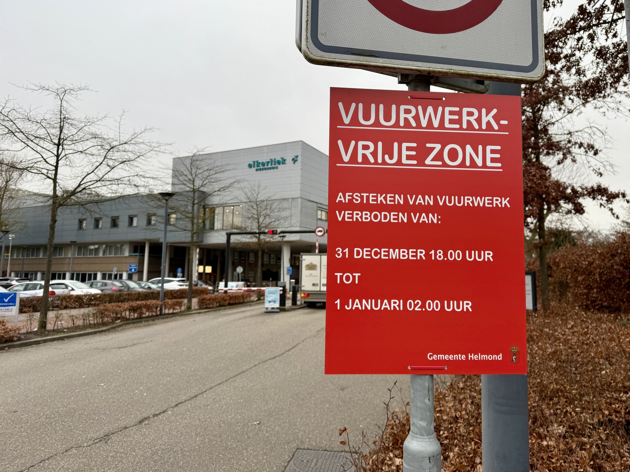 verkeersbord vuurwerkvrije zone op straat