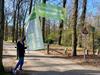 wethouder Bonte onthult banner die in de bossen zijn opgehangen
