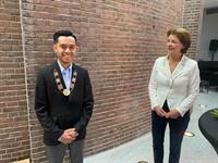 Jeugdburgemeester Noël Silalahi en burgemeester Elly Blanksma Jeugdburgemeester Noël Silalahi en burgemeester Elly Blanksma