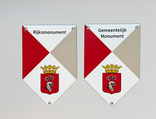 Voorbeeldweergave (illustratie) van een monumentenschildje in de gemeente Helmond