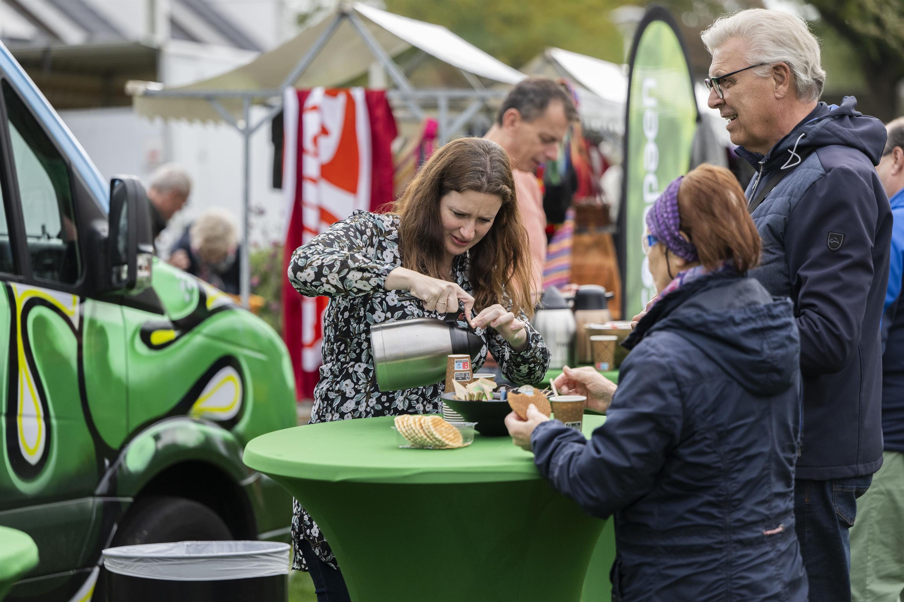 mensen in gesprek tijdens Groene Wijk Week Festival