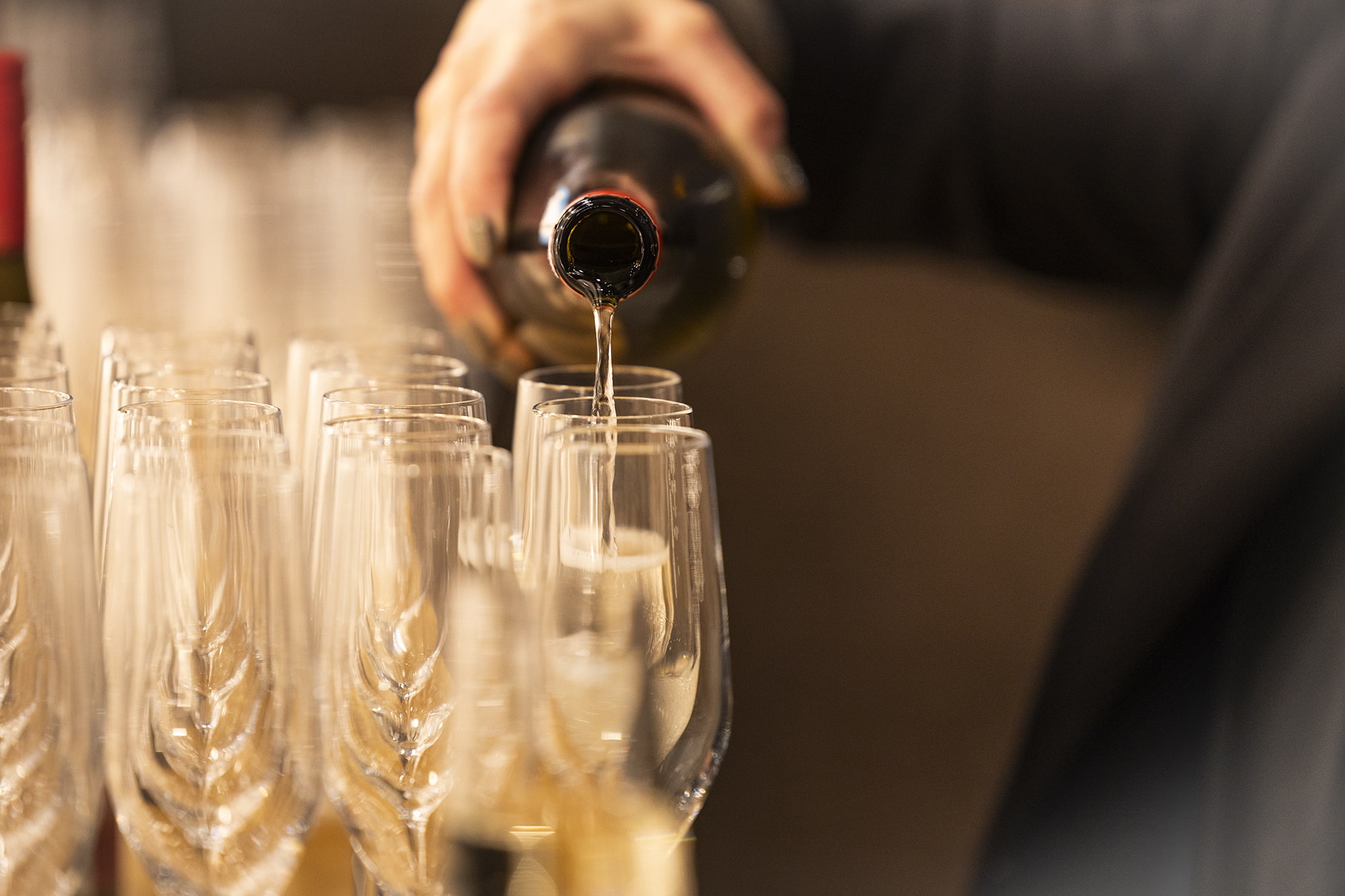 champagne wordt ingeschonken in glazen