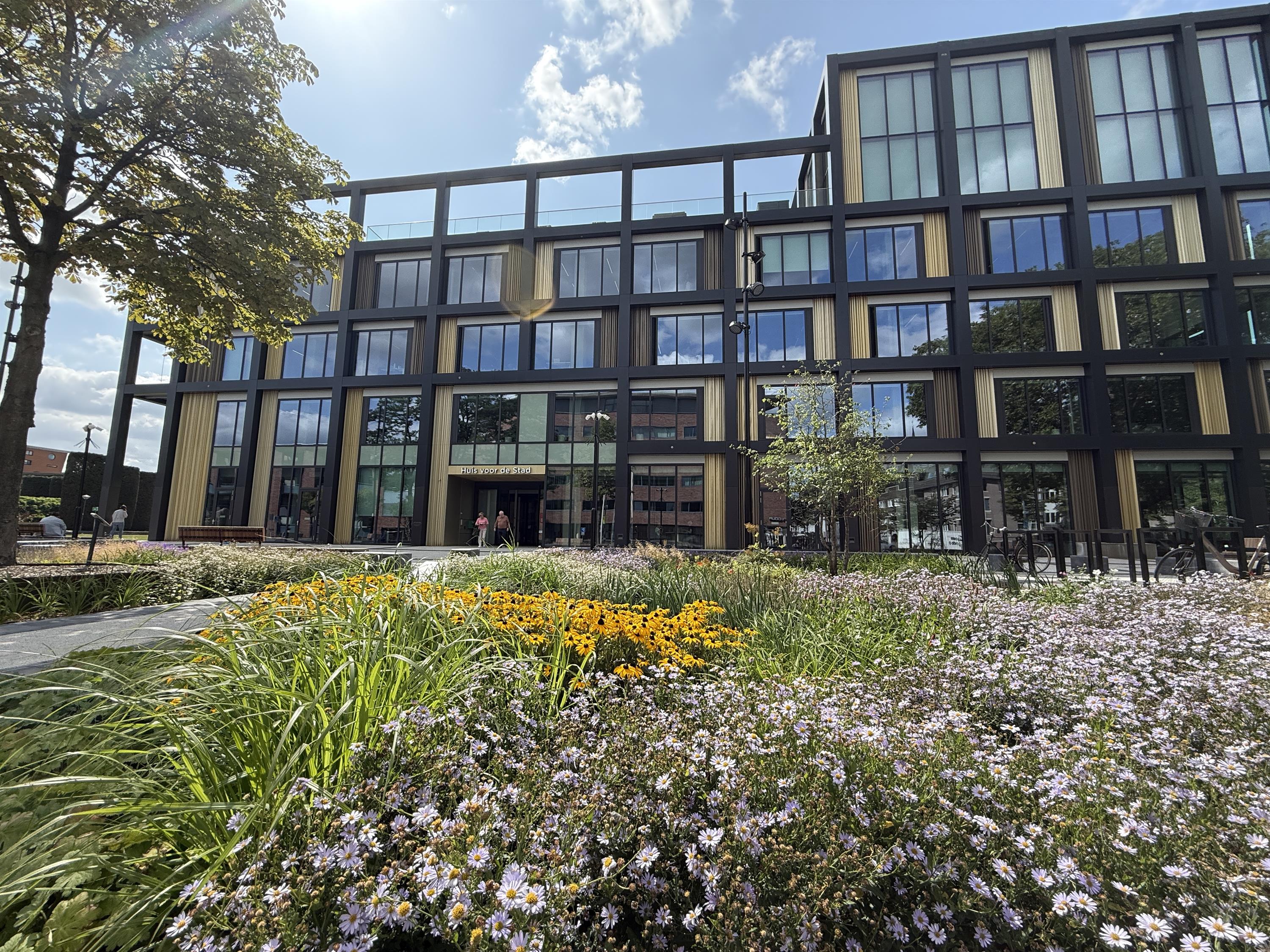 Huis voor de Stad met bloemen in bloei in de voortuin